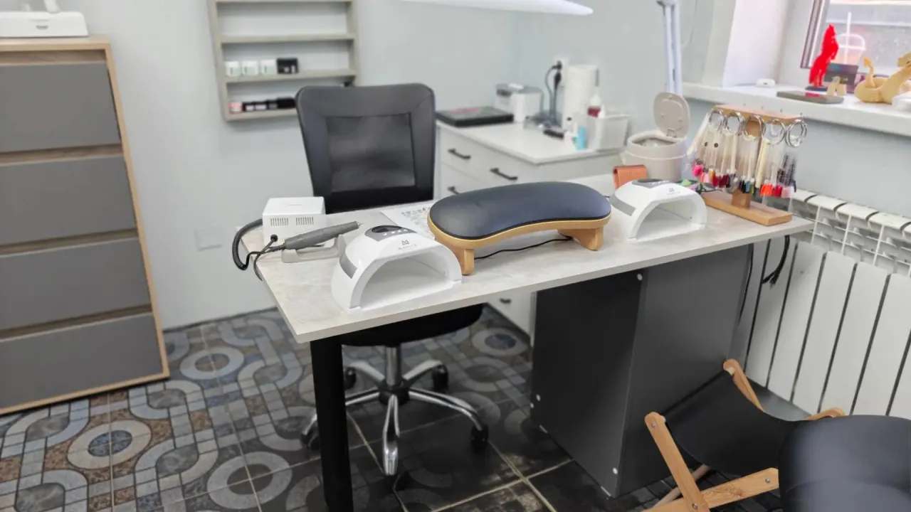 Рабочее место мастера в студии «Эйфория» в Кубинке: маникюрный стол, лампы и подставка для рук